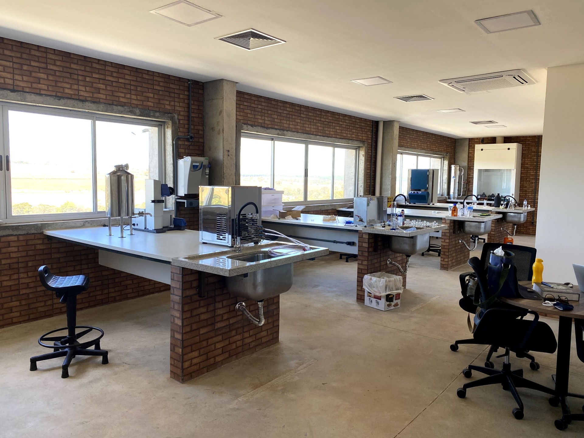 Analytical laboratory, equipped and ready